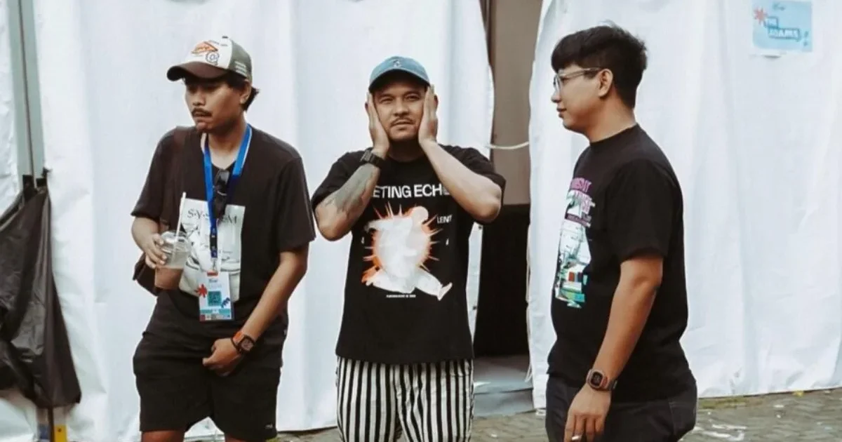Dwi Sumantri backstage at a music festival with fellow crew